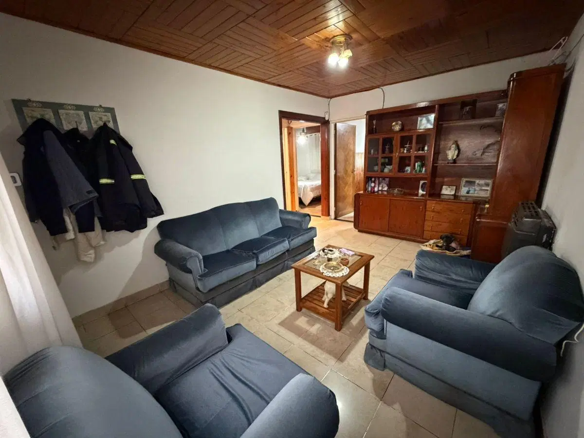 Casa con 3 habitaciones con cochera, apta para uso comercial 8
