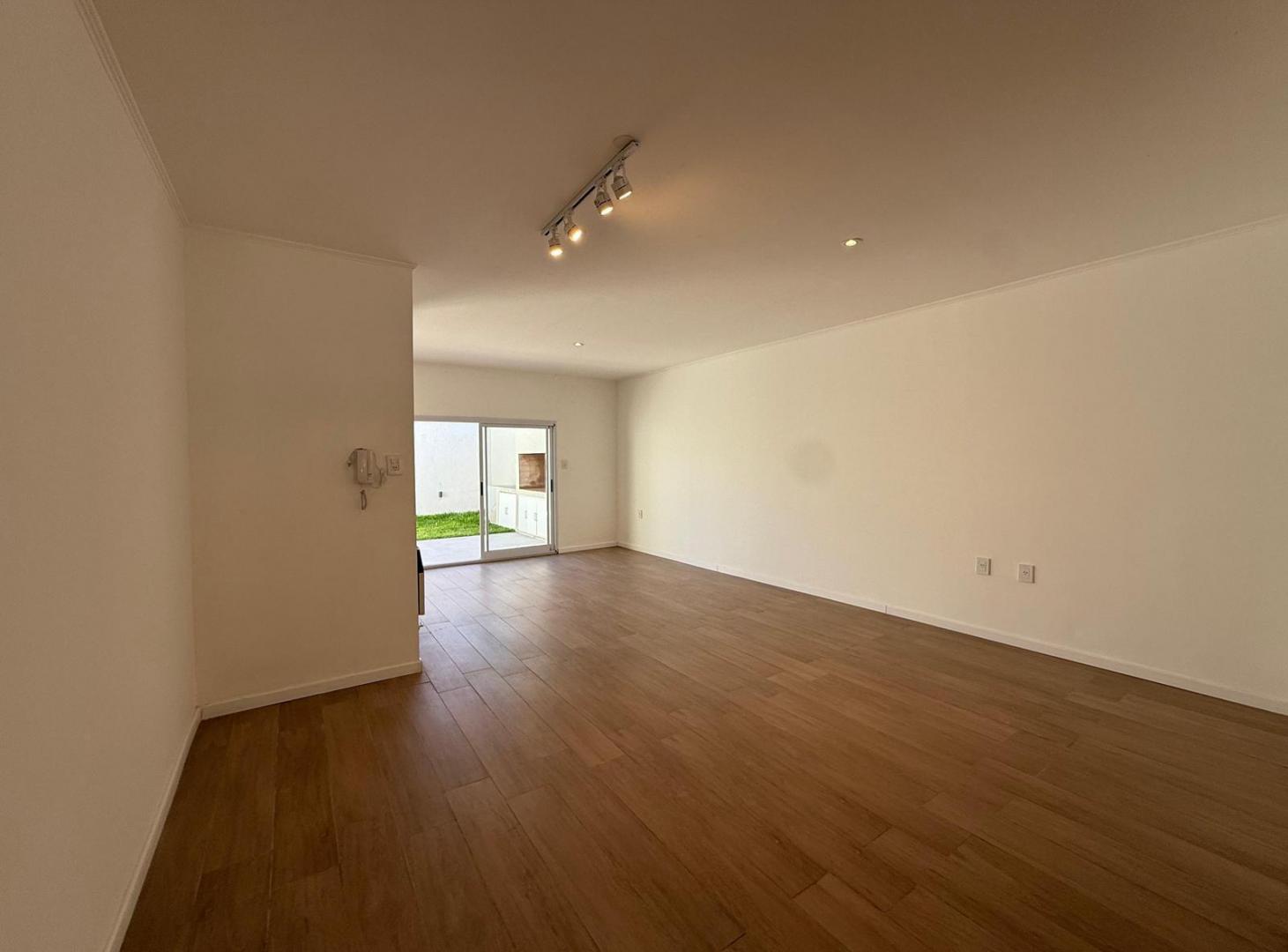 Foto de VENTA-CASA-LUMINOSA-SARGENTO CABRAL, imagen 2