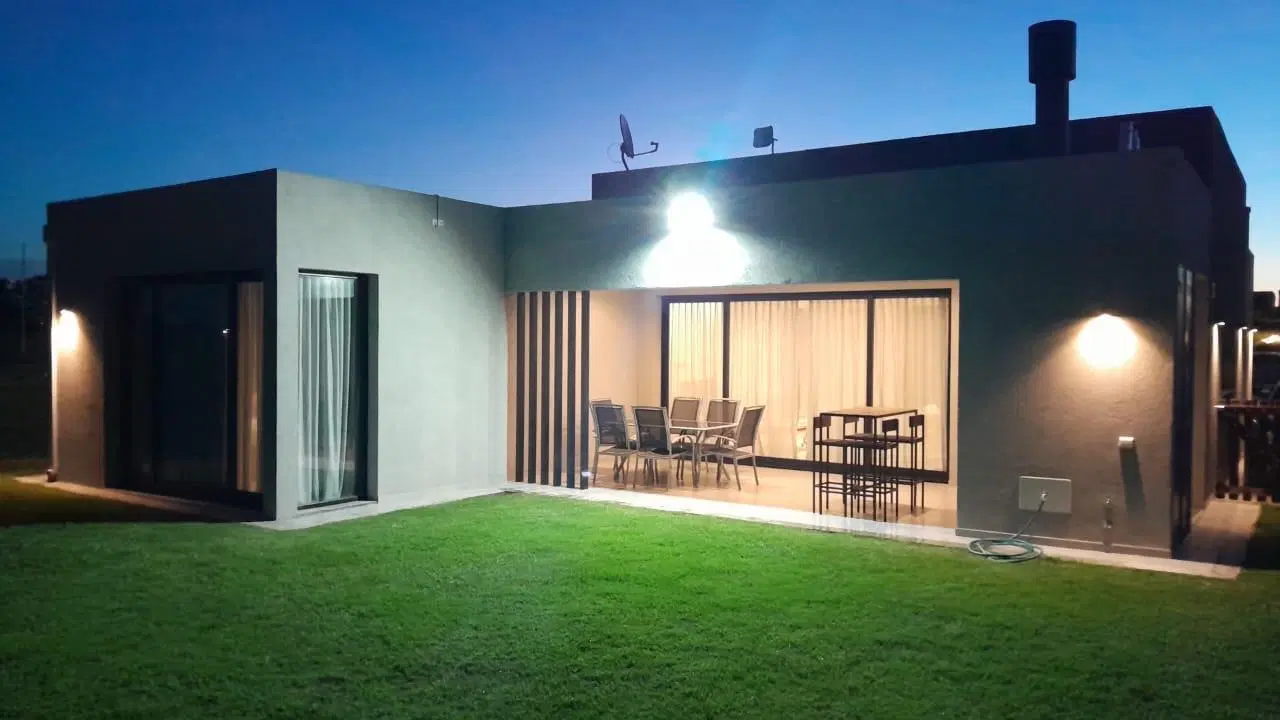 MODERNA CASA DE UNA SOLA PLANTA CON 3 DORMITORIOS EN VENTA EN EL BARRIO CERRADO SANTO TOMAS PILAR 5