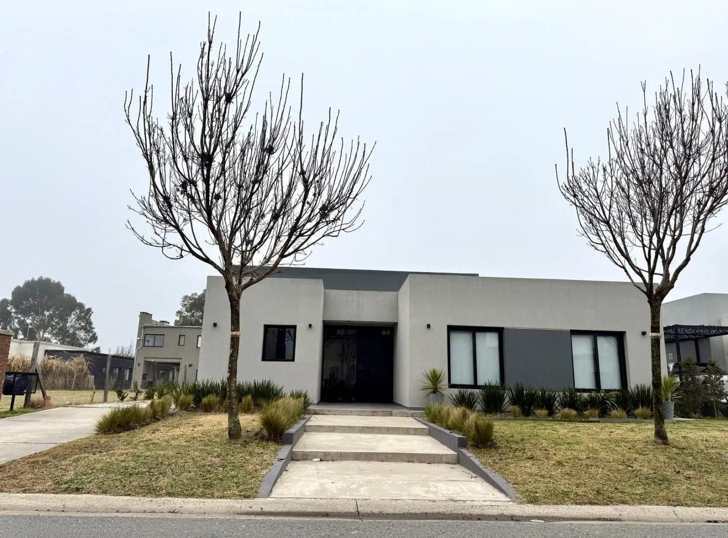 MODERNA CASA DE UNA SOLA PLANTA CON 3 DORMITORIOS EN VENTA EN EL BARRIO CERRADO SANTO TOMAS PILAR 8