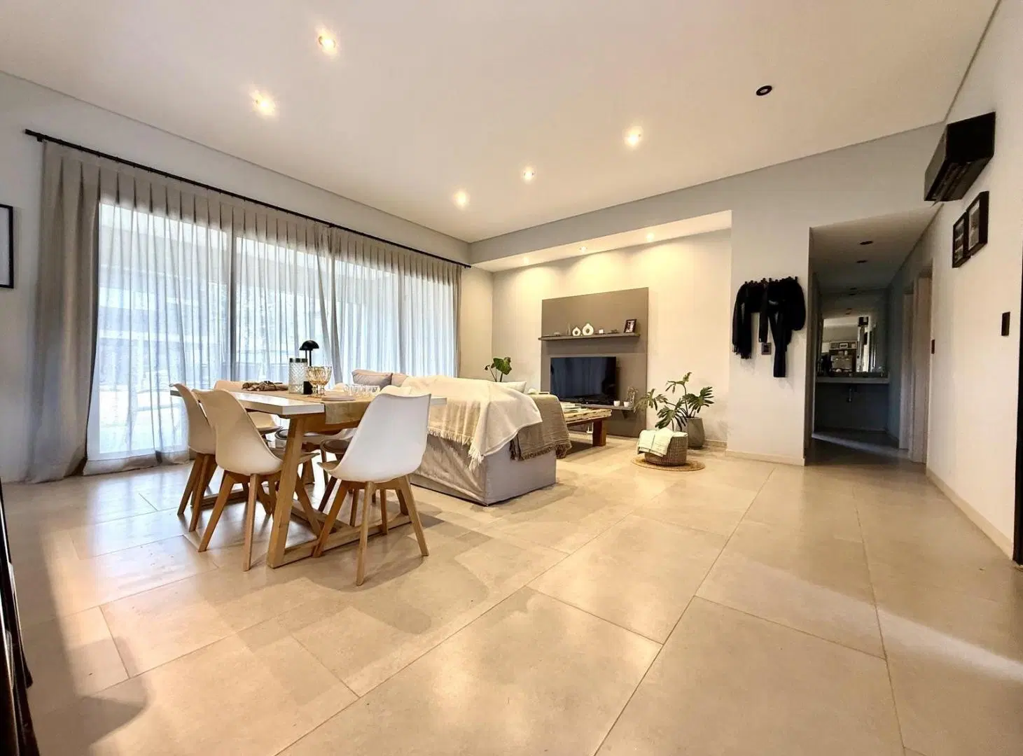 MODERNA CASA DE UNA SOLA PLANTA CON 3 DORMITORIOS EN VENTA EN EL BARRIO CERRADO SANTO TOMAS PILAR 2