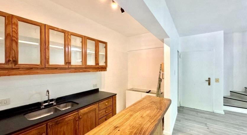 Foto de PH DUPLEX DE 3 AMBIENTES EN VENTA RECICLADO A NUEVO TERRAZA COCHERA, imagen 3