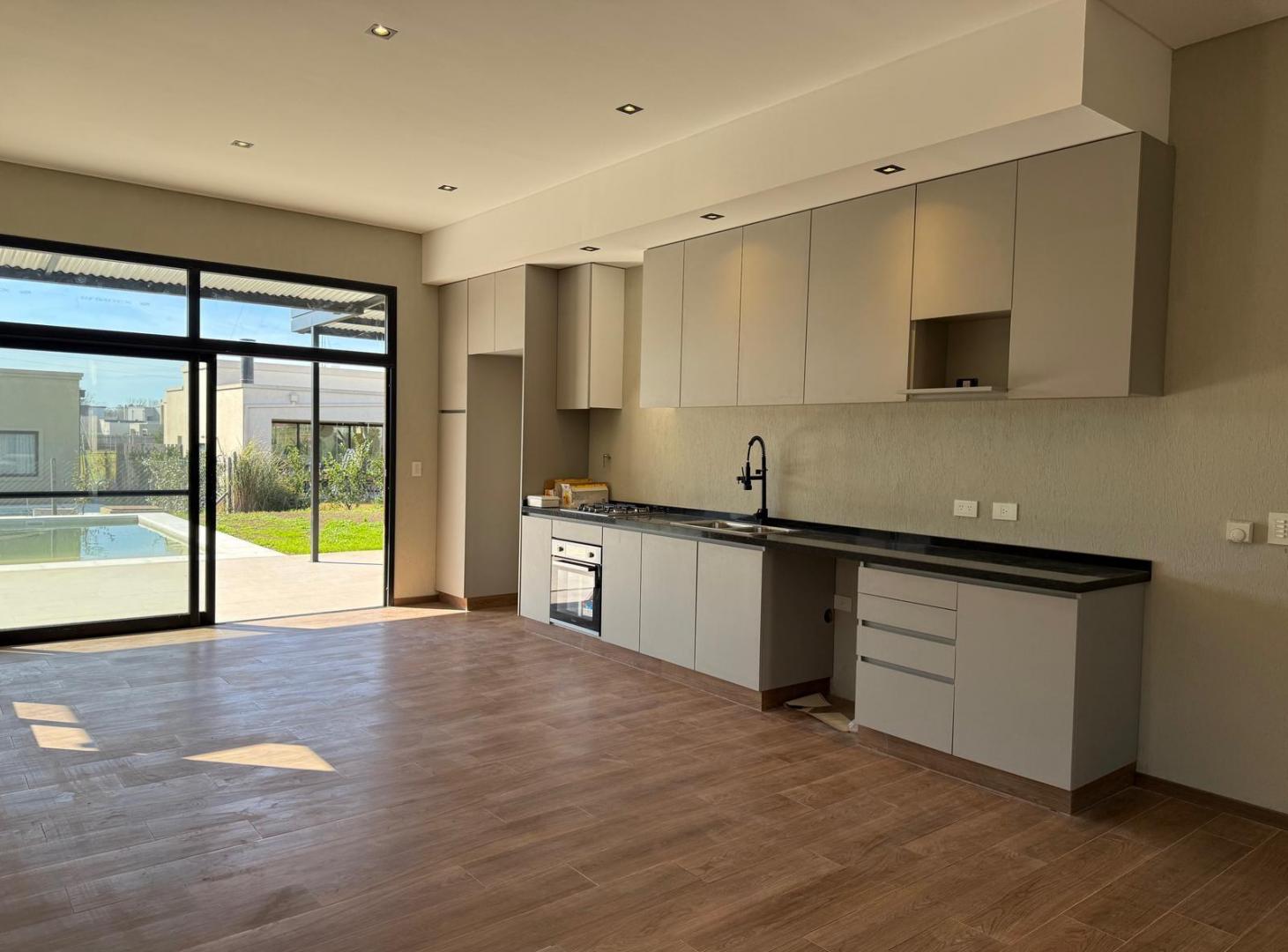 Foto de CASA EN UNA PLANTA CON 3 DORMITORIOS Y PILETA EN ALQUILER EN BARRIO, imagen 1