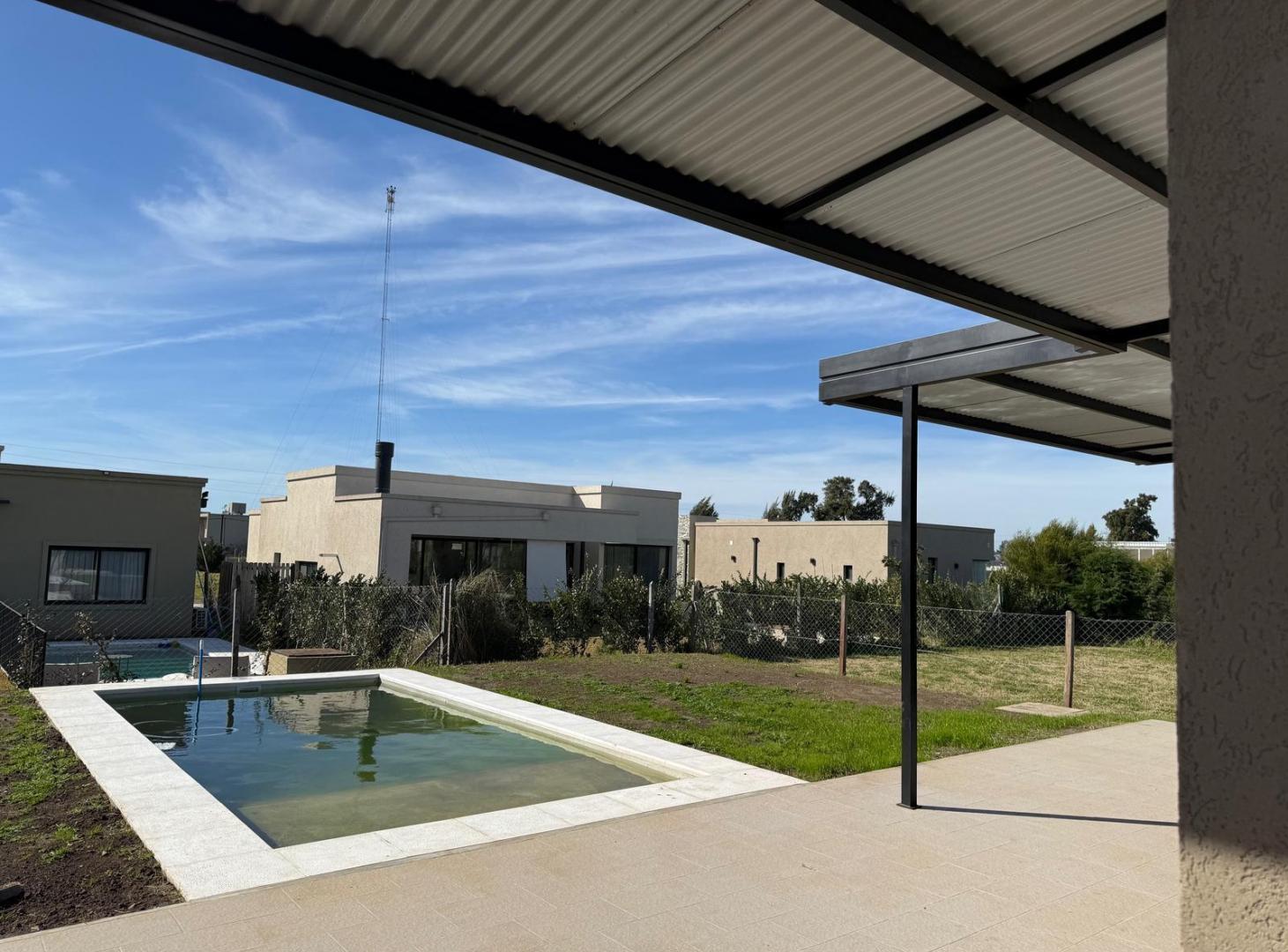 Foto de CASA EN UNA PLANTA CON 3 DORMITORIOS Y PILETA EN ALQUILER EN BARRIO, imagen 2