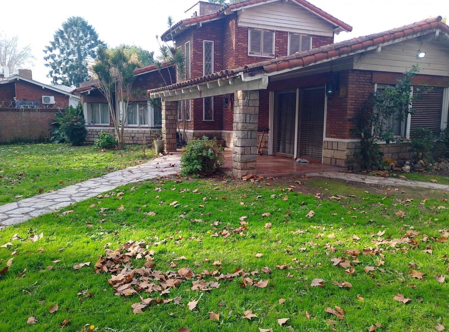 Foto de HERMOSA CASA EN VENTA CON GRAN JARDIN Y 6 DORMITORIOS EN LONGCHAMPS, imagen 2