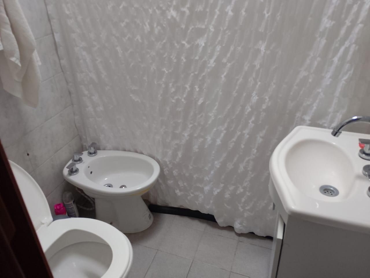 Foto de HERMOSA CASA EN VENTA CON GRAN JARDIN Y 6 DORMITORIOS EN LONGCHAMPS, imagen 4