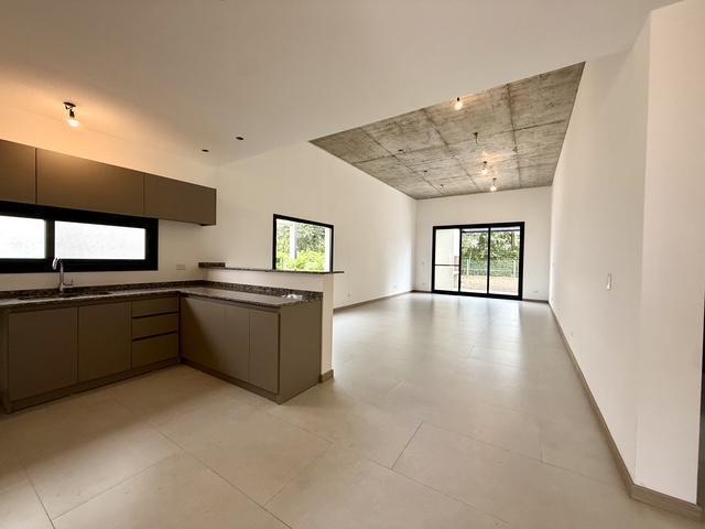 Foto de MODERNA CASA DE UNA PLANTA CON 3 DORMITORIOS Y PILETA EN VENTA EN EL, imagen 5