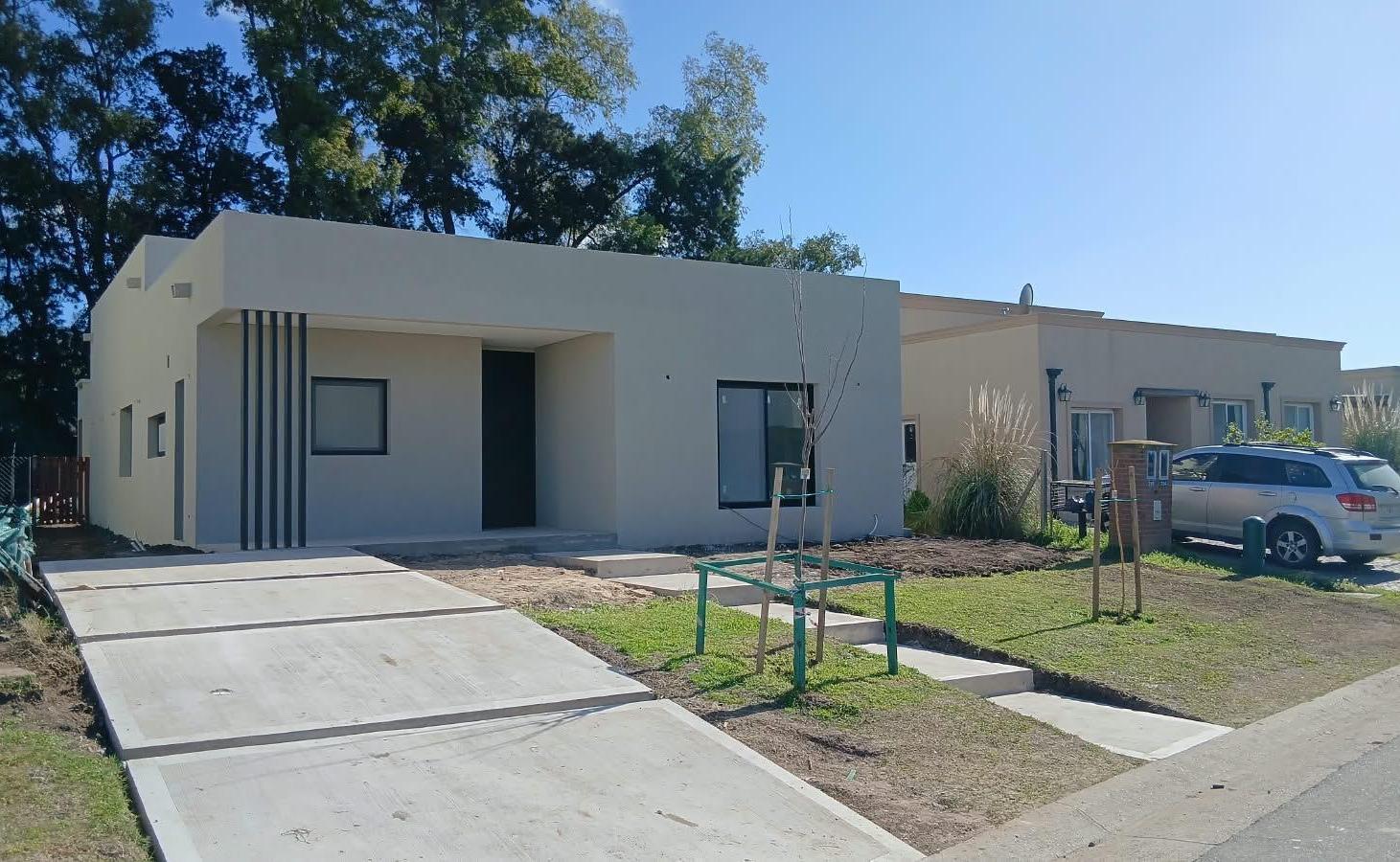 Foto de MODERNA CASA DE UNA PLANTA CON 3 DORMITORIOS Y PILETA EN VENTA EN EL, imagen 2