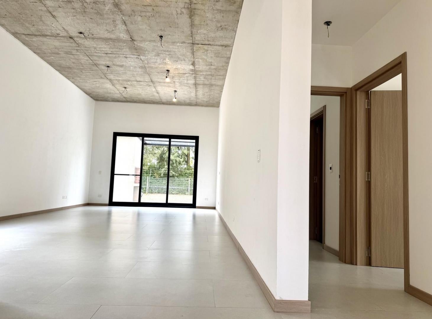 Foto de MODERNA CASA DE UNA PLANTA CON 3 DORMITORIOS Y PILETA EN VENTA EN EL, imagen 3
