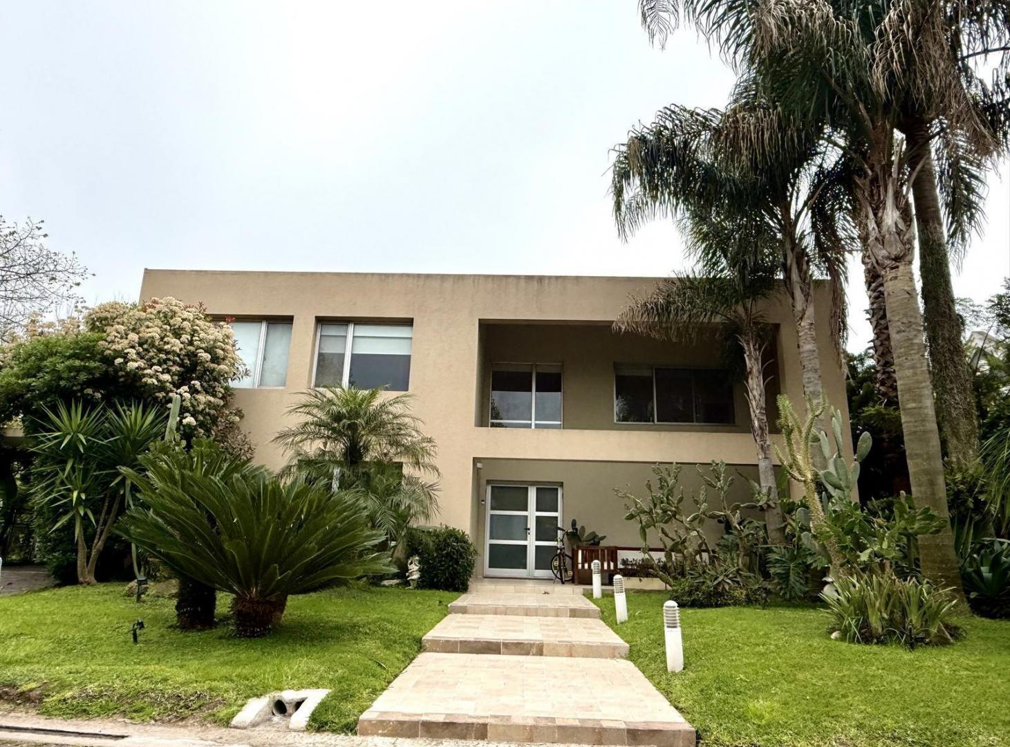 Foto de HERMOSA CASA CON 3 DORMITORIOS Y PILETA EN BARRIO CERRADO VILLA OLIVOS, imagen 3