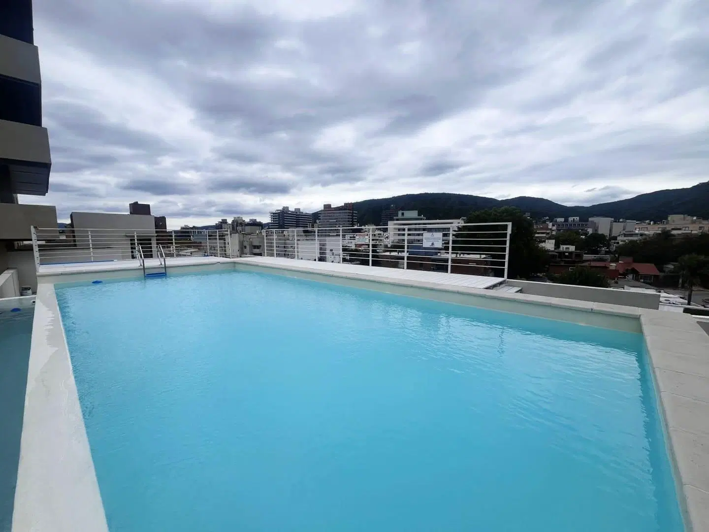 VENTA DPTO CENTRO CARLOS PAZ 1 DORM COCHERA PILETA EDIFICIO LAKE TOWER 3