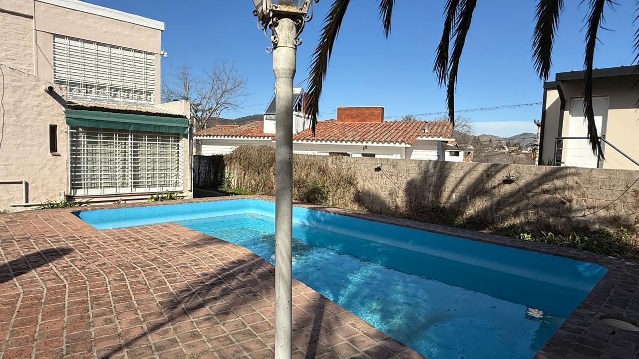 Foto de VENTA DE CASA EN VILLA CARLOS PAZ CON PILETA MAS DEPARTAMENTO APTA, imagen 2