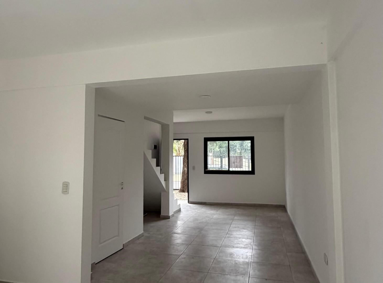 Foto de CASA DÚPLEX EN VENTA 3 AMBIENTES EN VILLA TESEI, APTO CRÉDITO, imagen 2