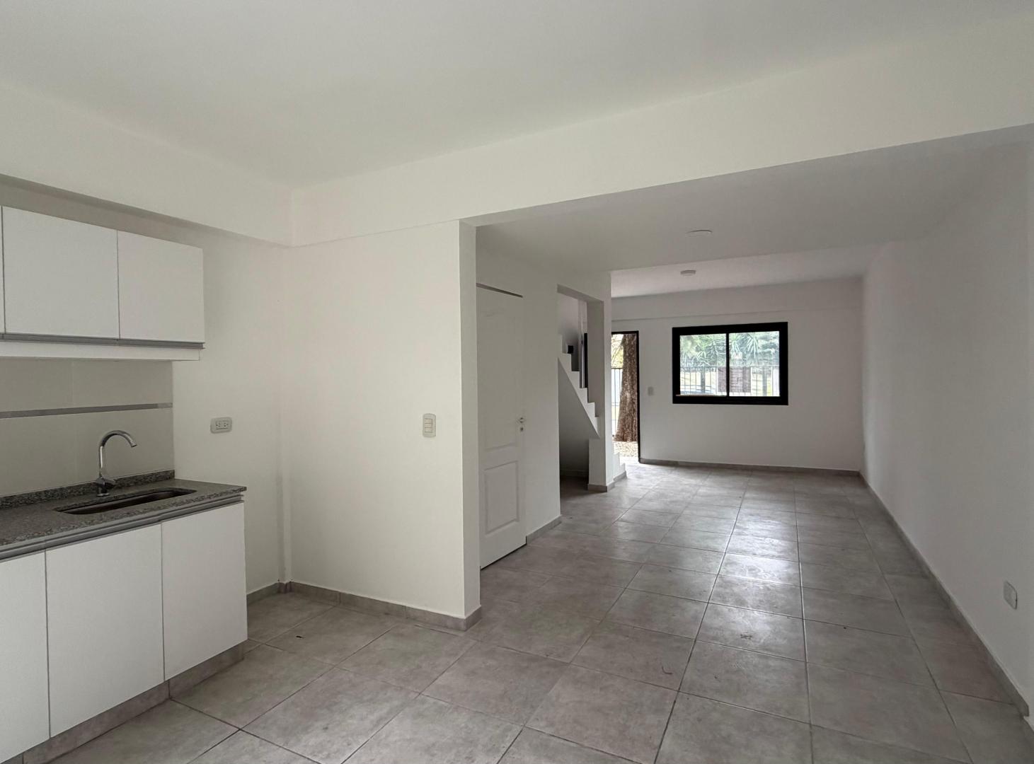 Foto de CASA DÚPLEX EN VENTA 3 AMBIENTES EN VILLA TESEI, APTO CRÉDITO, imagen 4