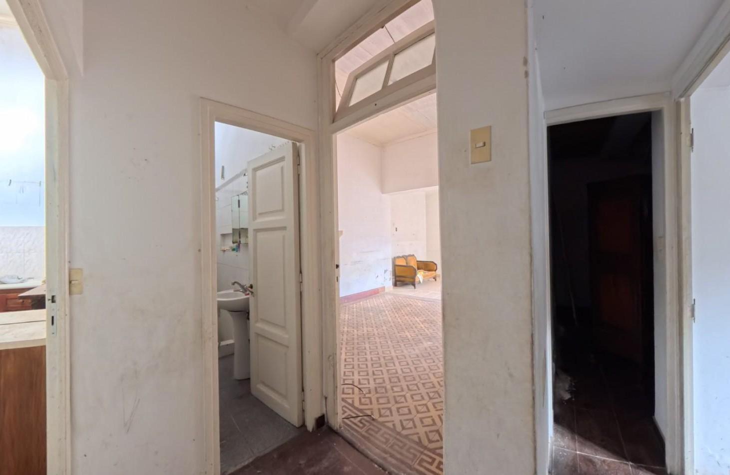Foto de Casa 3 ambientes a refaccionar en La Perla., imagen 1