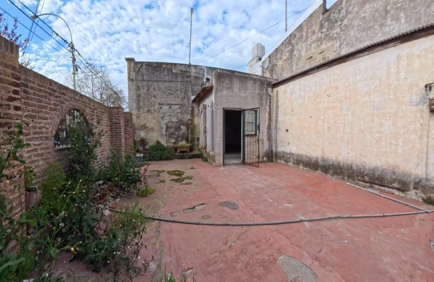 Foto de Casa 3 ambientes a refaccionar en La Perla., imagen 2
