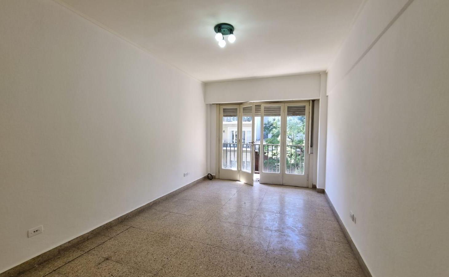 Foto de ¡OPORTUNIDAD EN PLAZA MITRE! Departamento de 1 Ambiente Impecable, imagen 3