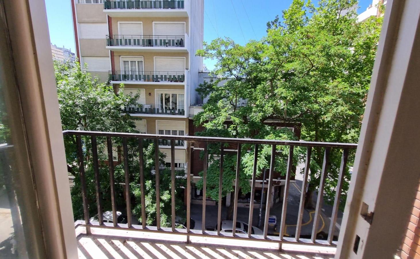Foto de ¡OPORTUNIDAD EN PLAZA MITRE! Departamento de 1 Ambiente Impecable, imagen 2