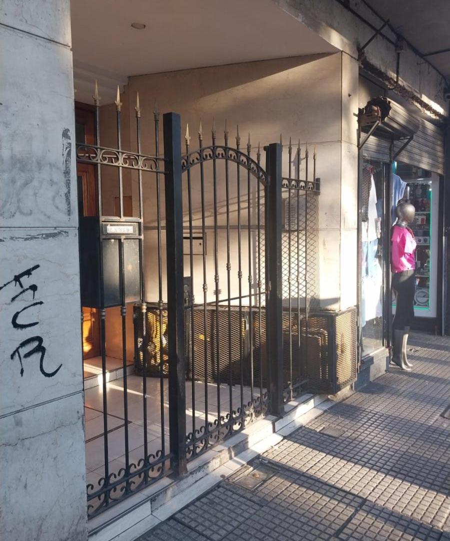 Foto de TRES AMBIENTES AMPLIOS,BARRIO LINIERS. ¡ EN LA SUBIDA DEL AUTOPISTA 25DE MAYO, imagen 2