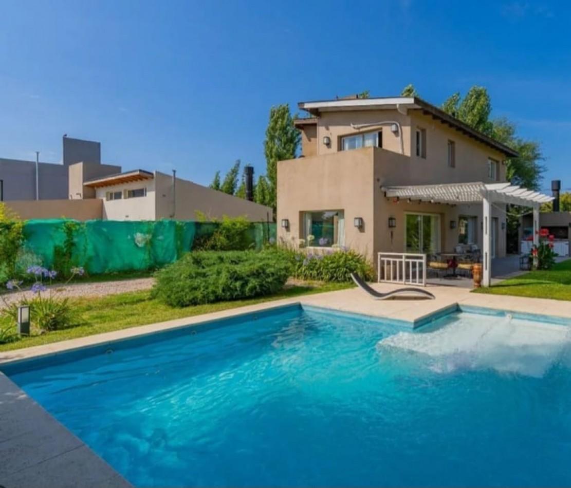 Foto de Venta Casa en dos plantas en Los Acantilados con pileta, parrilla y, imagen 1