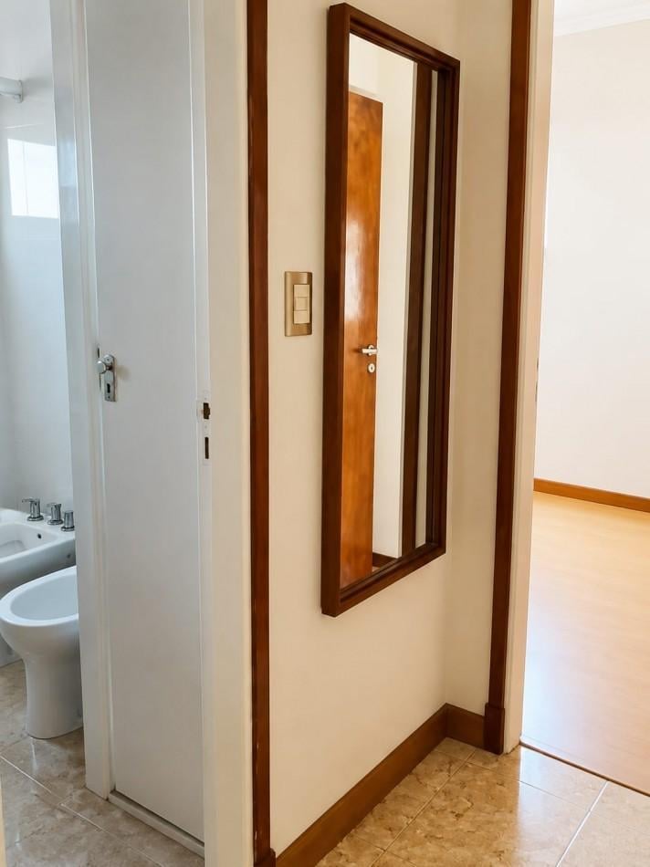 Foto de Impecable 3 amb. reciclado con balcon al frente y ammpli cochera, imagen 2