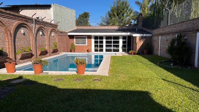Foto de VENTA CASA 5 AMBIENTES CON PILETA EN ITUZAINGÓ, imagen 1
