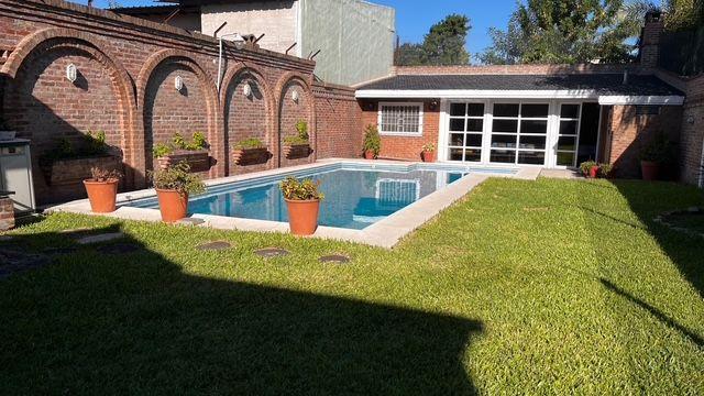 Foto de VENTA CASA 5 AMBIENTES CON PILETA EN ITUZAINGÓ, imagen 3