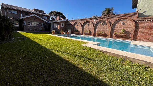 Foto de VENTA CASA 5 AMBIENTES CON PILETA EN ITUZAINGÓ, imagen 2