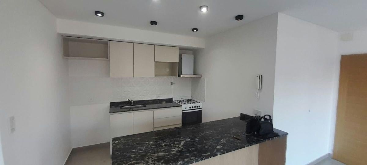 Foto de Moron Sur 3 hermoso ambiente c/cochera y lavadero edificio de categoría, imagen 4