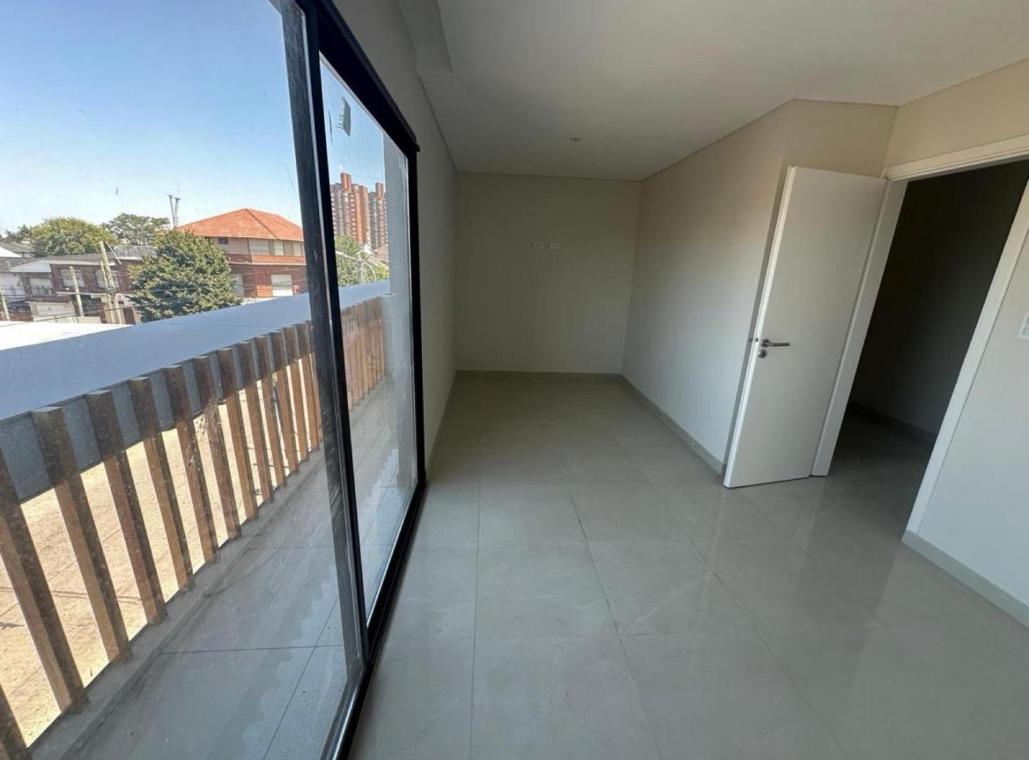 Foto de VENTA Duplex de categoría con patio, Zona Villa primera, imagen 5