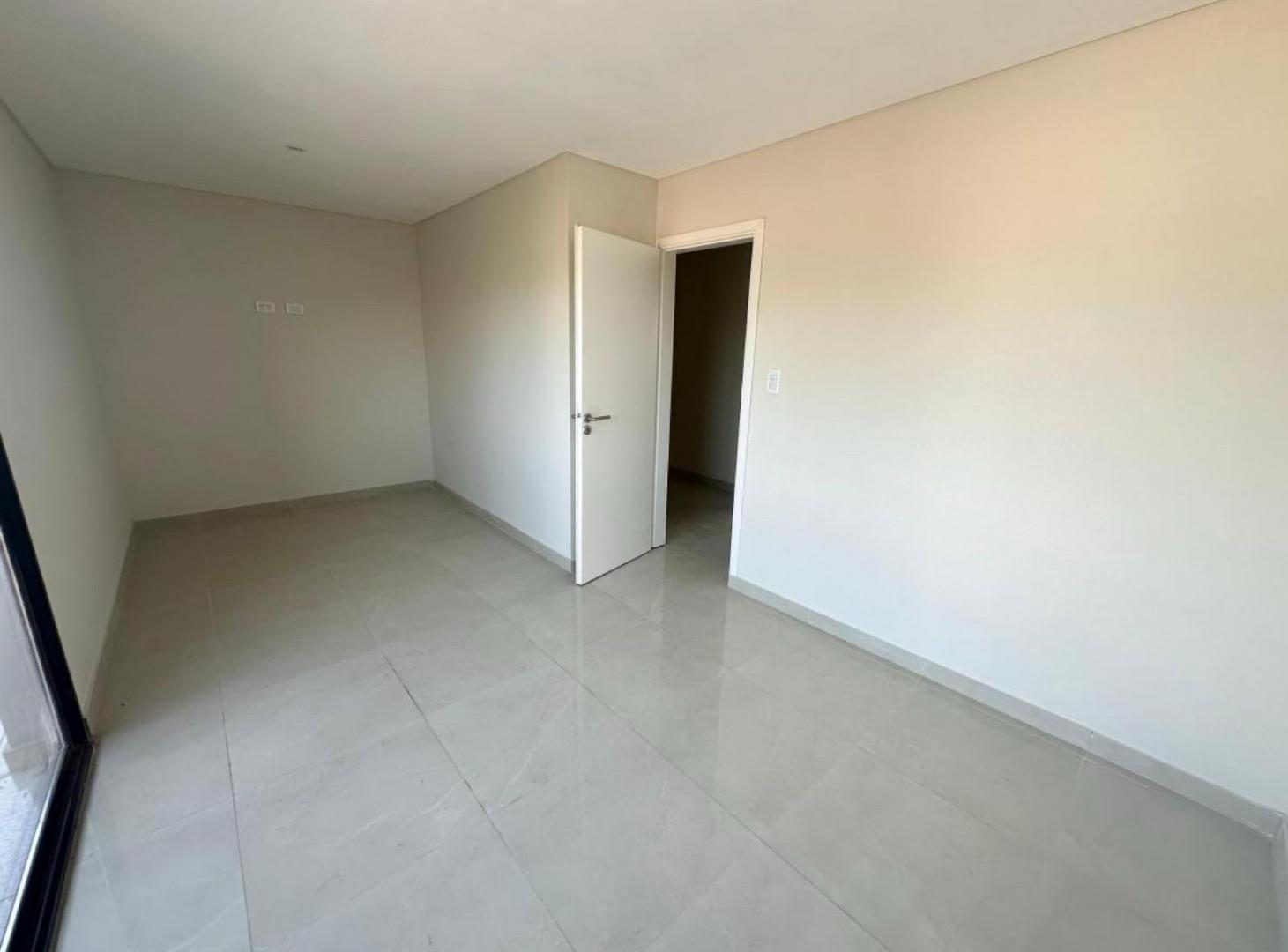 Foto de VENTA Duplex de categoría con patio, Zona Villa primera, imagen 2