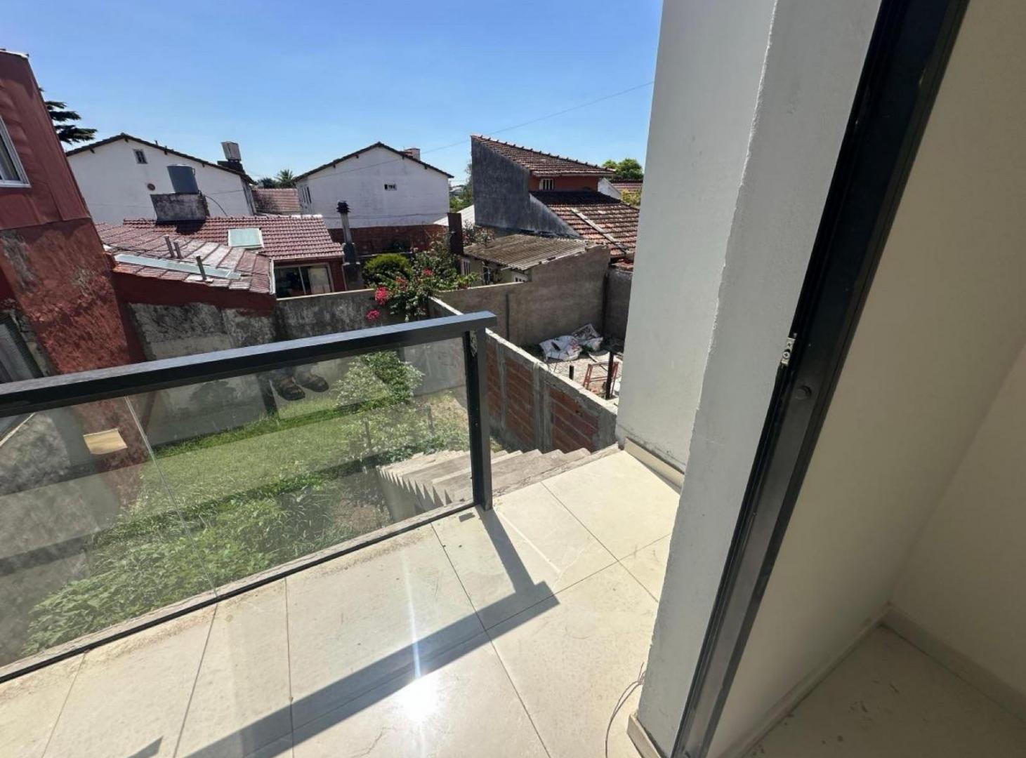 Foto de VENTA Duplex de categoría con patio, Zona Villa primera, imagen 1
