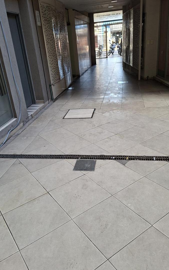 Foto de Oficina comercial al frente . Muy luminosa. Mejor ubicación de Caseros., imagen 4
