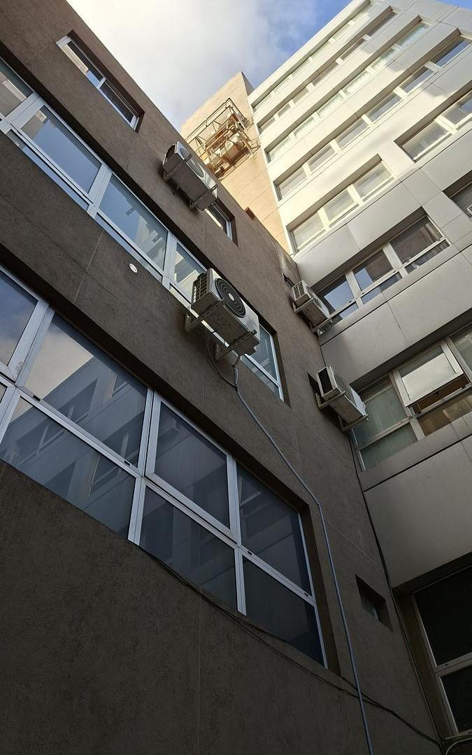 Foto de Oficina comercial al frente . Muy luminosa. Mejor ubicación de Caseros., imagen 2