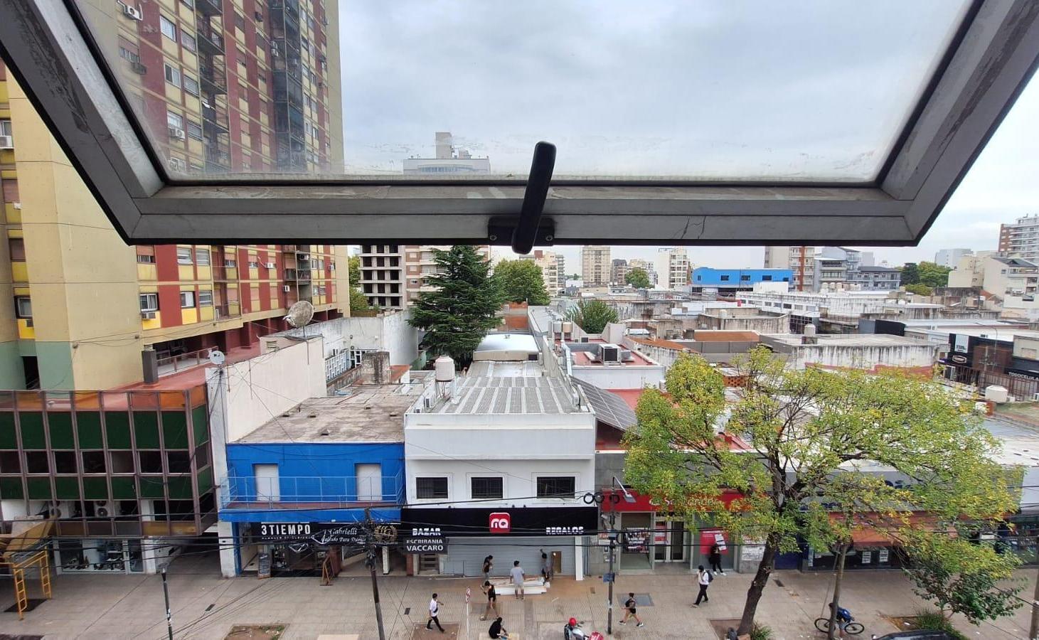 Foto de Oficina comercial al frente . Muy luminosa. Mejor ubicación de Caseros., imagen 5
