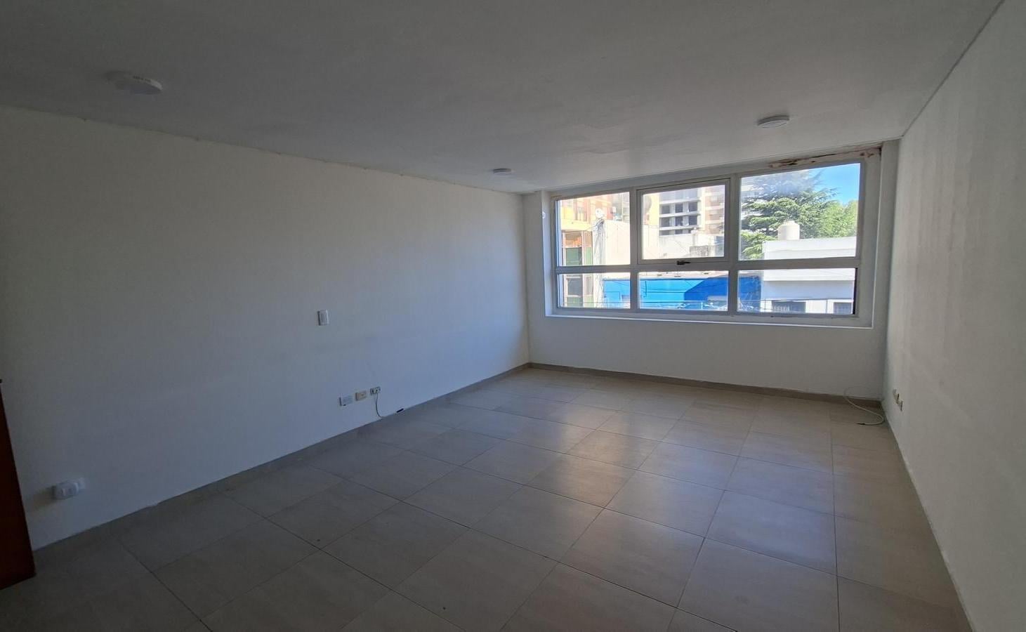 Foto de Oficina Comercial al frente apto profesional excelente ubicación, imagen 1
