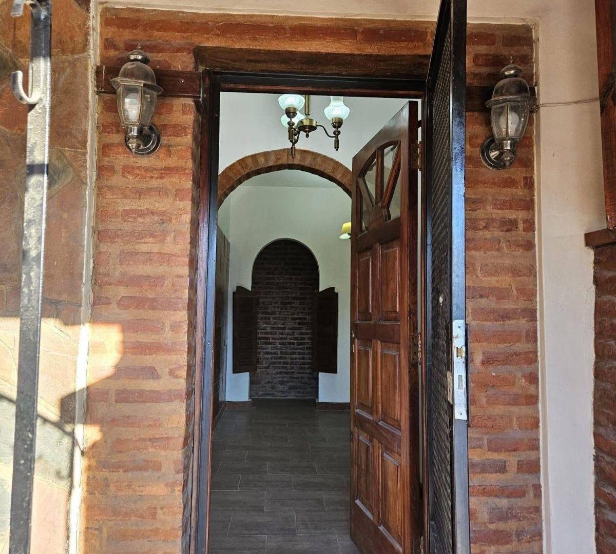 Foto de ¡OPORTUNIDAD ÚNICA EN LO MEJOR DE MORENO! CHALET DE CATEGORÍA CON PILETA, imagen 3