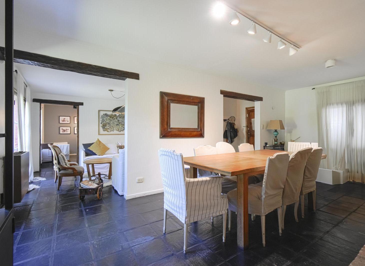 Foto de Casa en venta 5 ambientes con dependencia, jardin, pileta, garage en La, imagen 1