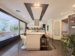 Foto de Casa en venta dos plantas, 5 ambientes, parque, quincho, cocheras, imagen 1