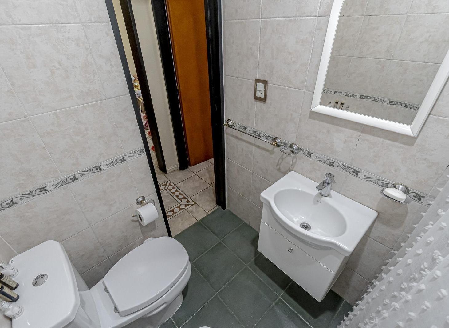 Foto de En venta triplex 4 ambientes, gran patio y galeria, cochera, Apto, imagen 4