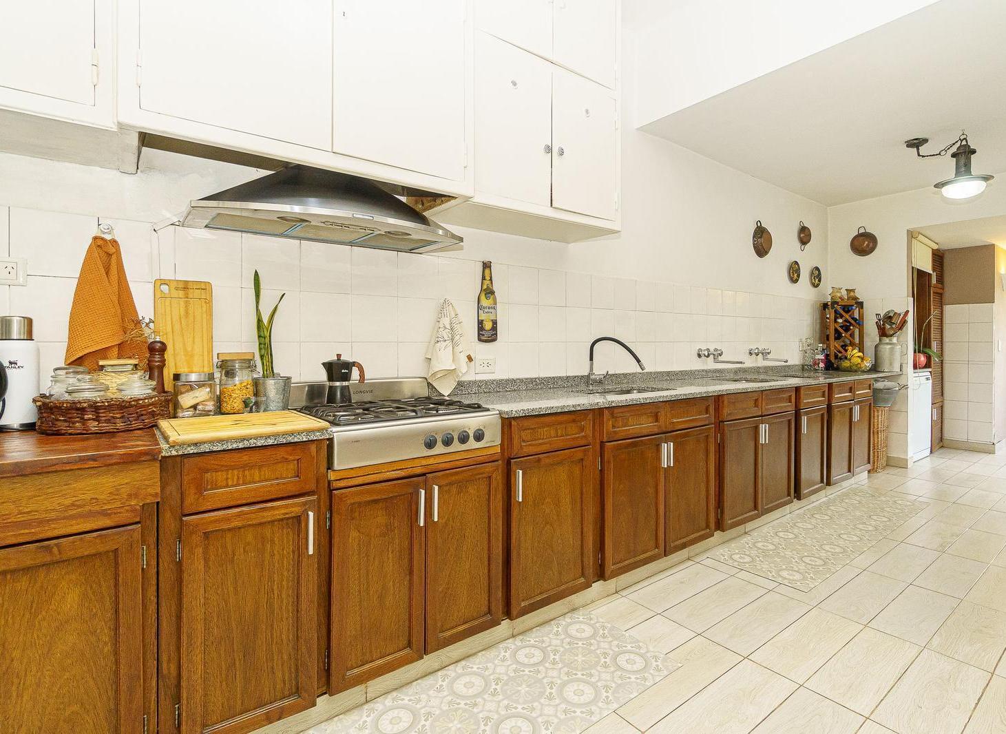 Foto de Venta Casa con 5 ambientes, Parque, Piscina 2 plantas , con dependencia, imagen 3