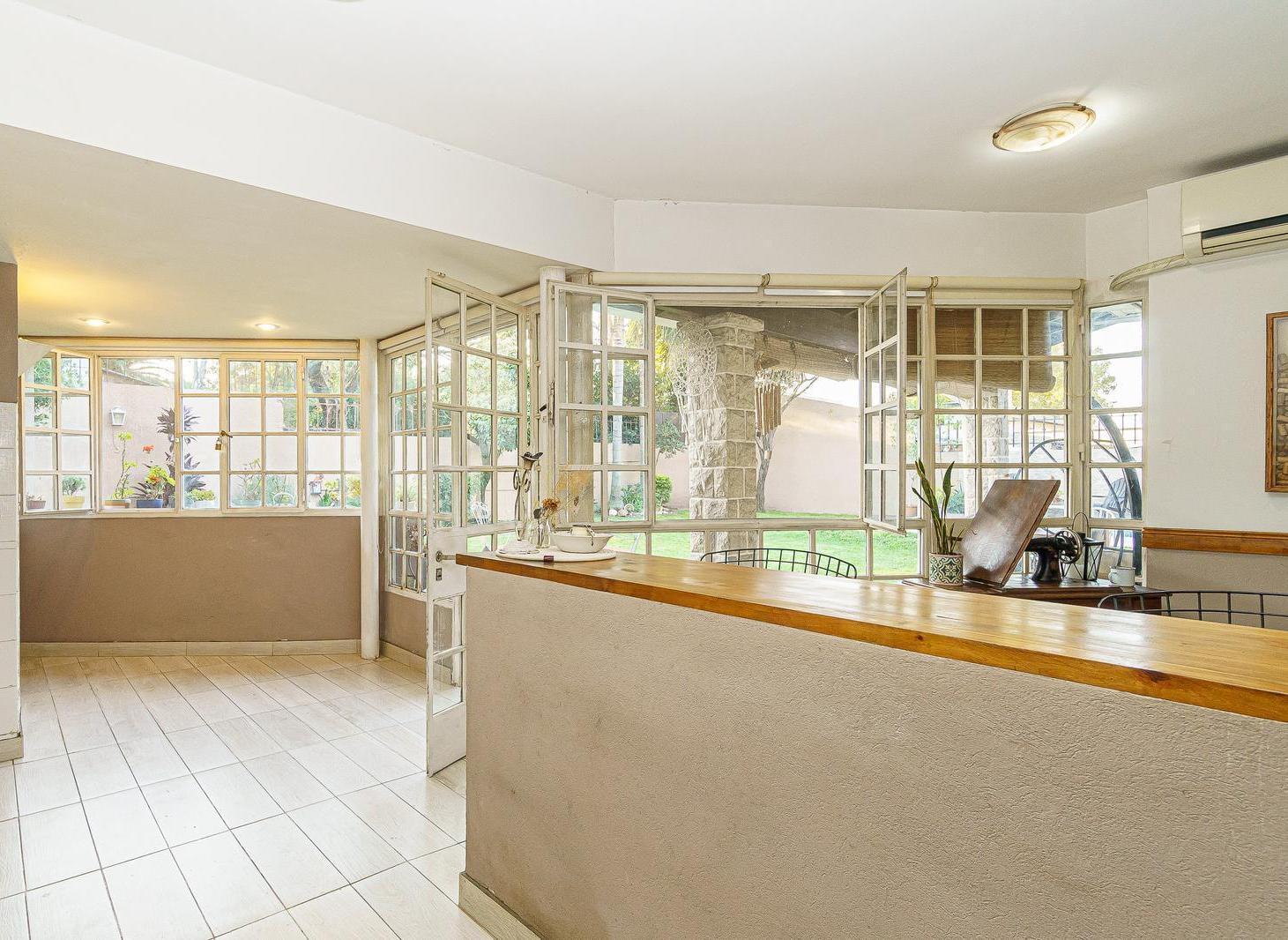 Foto de Venta Casa con 5 ambientes, Parque, Piscina 2 plantas , con dependencia, imagen 4