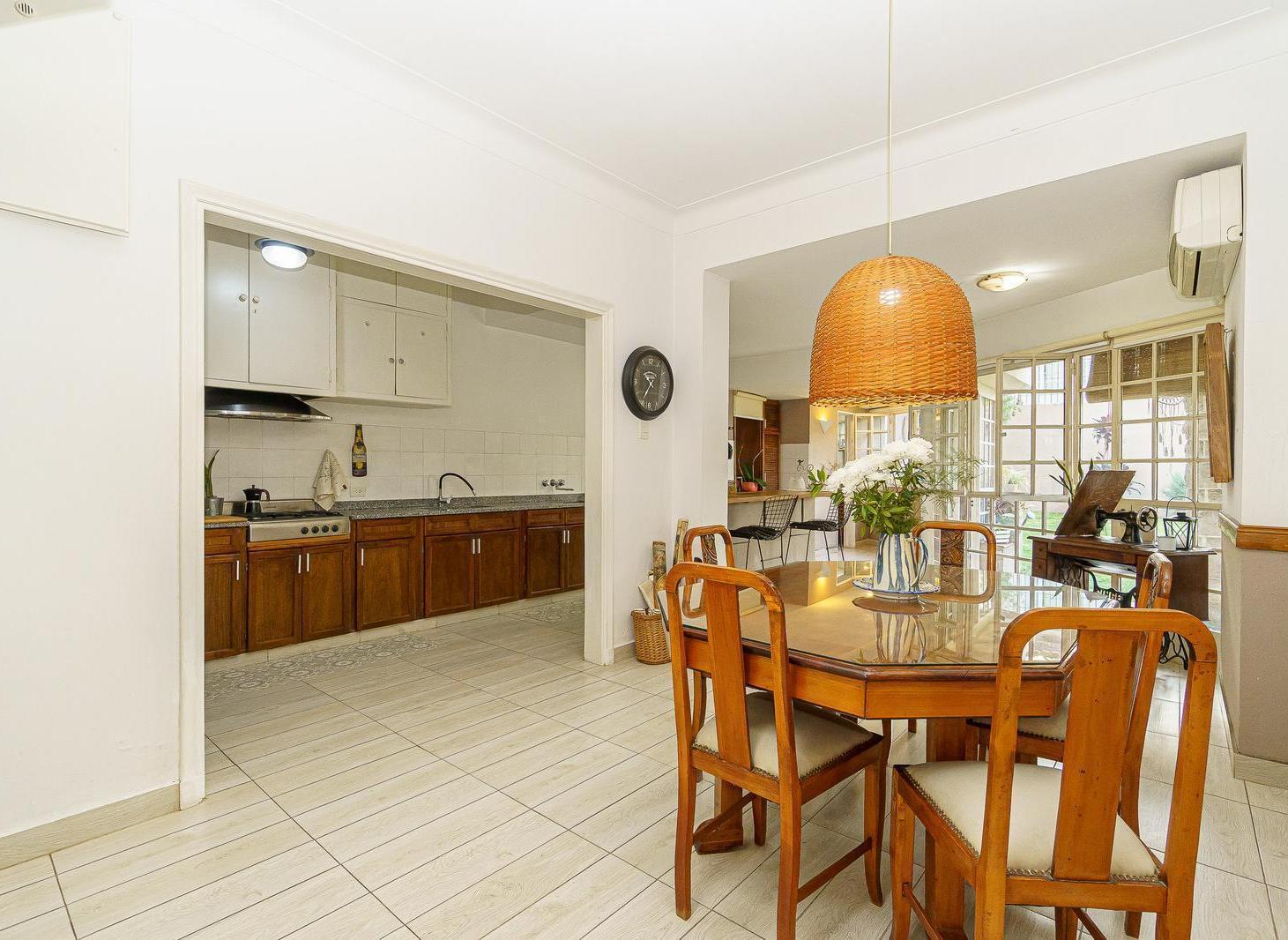 Foto de Venta Casa con 5 ambientes, Parque, Piscina 2 plantas , con dependencia, imagen 2