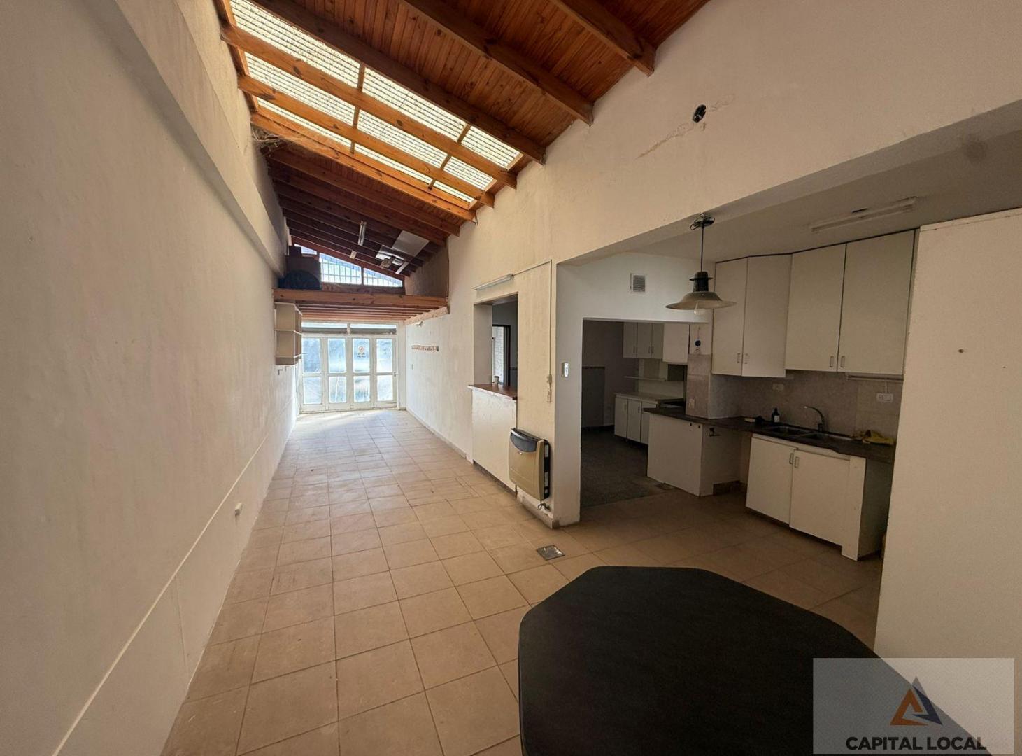 Foto de Alquiler Casa 4 Habitaciones - Patio - Centro de Neuquén, imagen 3