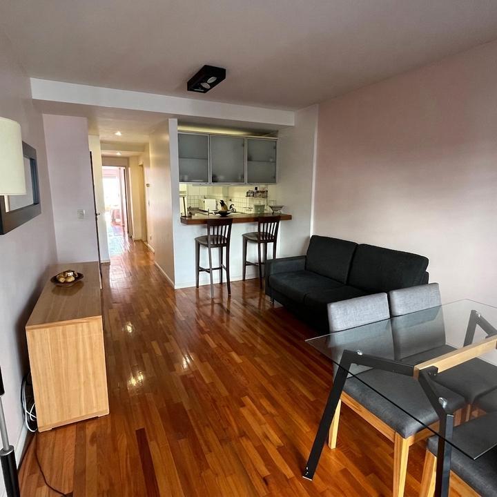 Foto de ALQUILER Departamento 2 ambientes amplio y luminoso. Patio y balcón, imagen 2