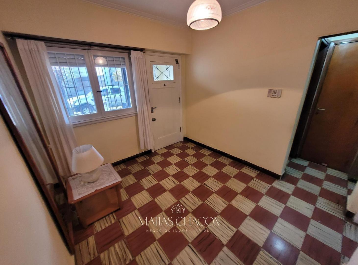 Foto de ALQUILER 24 MESES. Casa de 3 Ambientes con amplio garaje y patio a, imagen 1