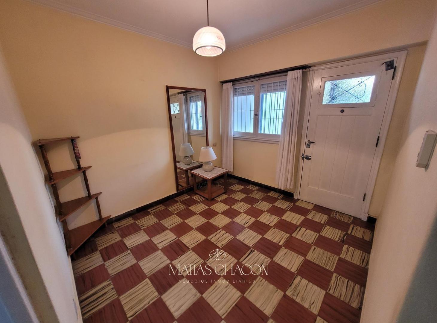 Foto de ALQUILER 24 MESES. Casa de 3 Ambientes con amplio garaje y patio a, imagen 2