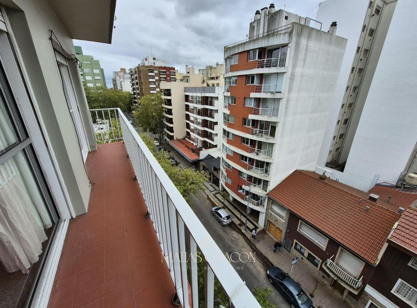 Foto de Departamento de 2 Ambientes a la calle con balcon corrido en Plaza Mitre, imagen 2