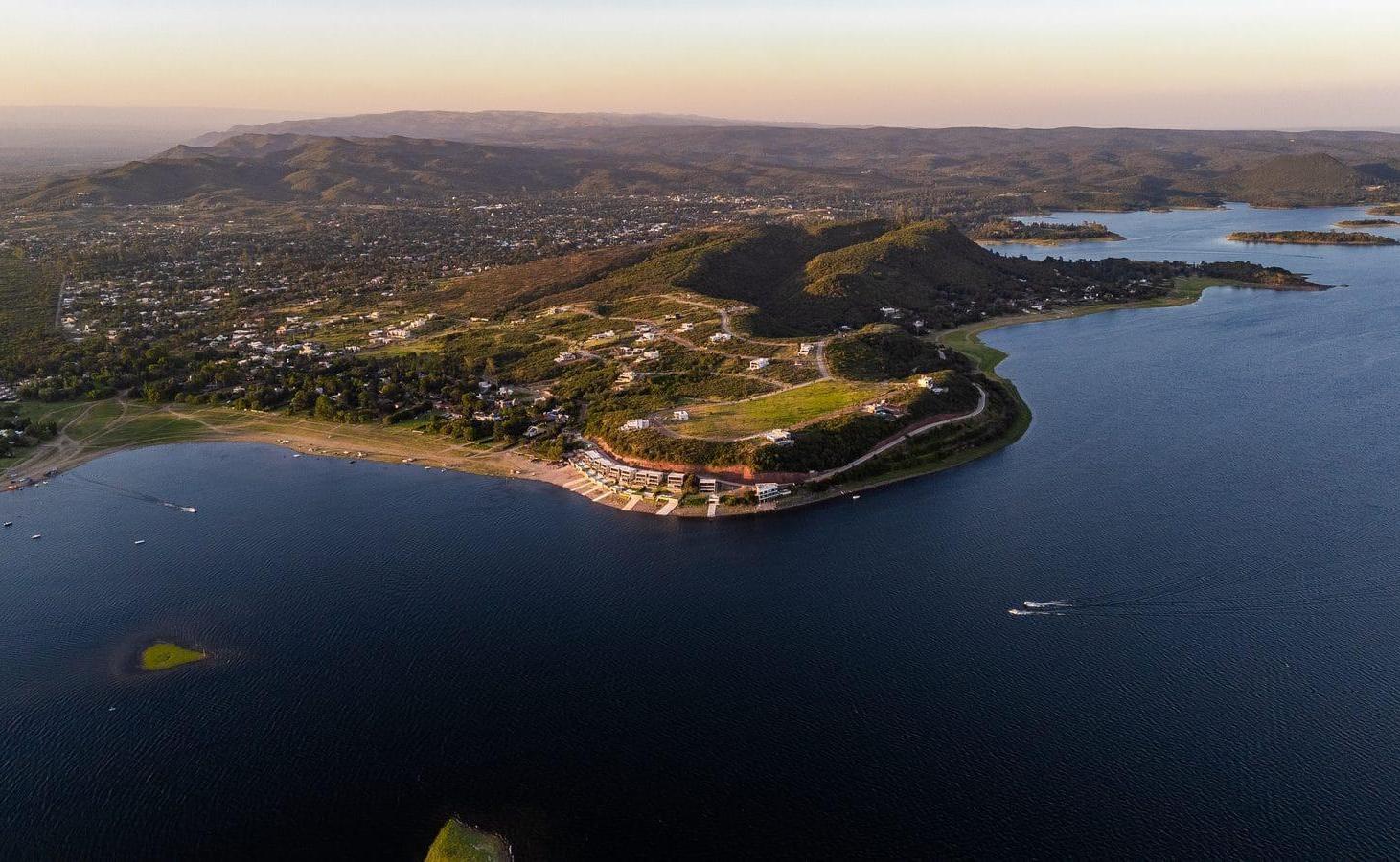 Foto de LOTE EN VILLA DEL DIQUE CON VISTAS AL LAGO | PUNTA PEÑÓN – USD 80.000, imagen 3