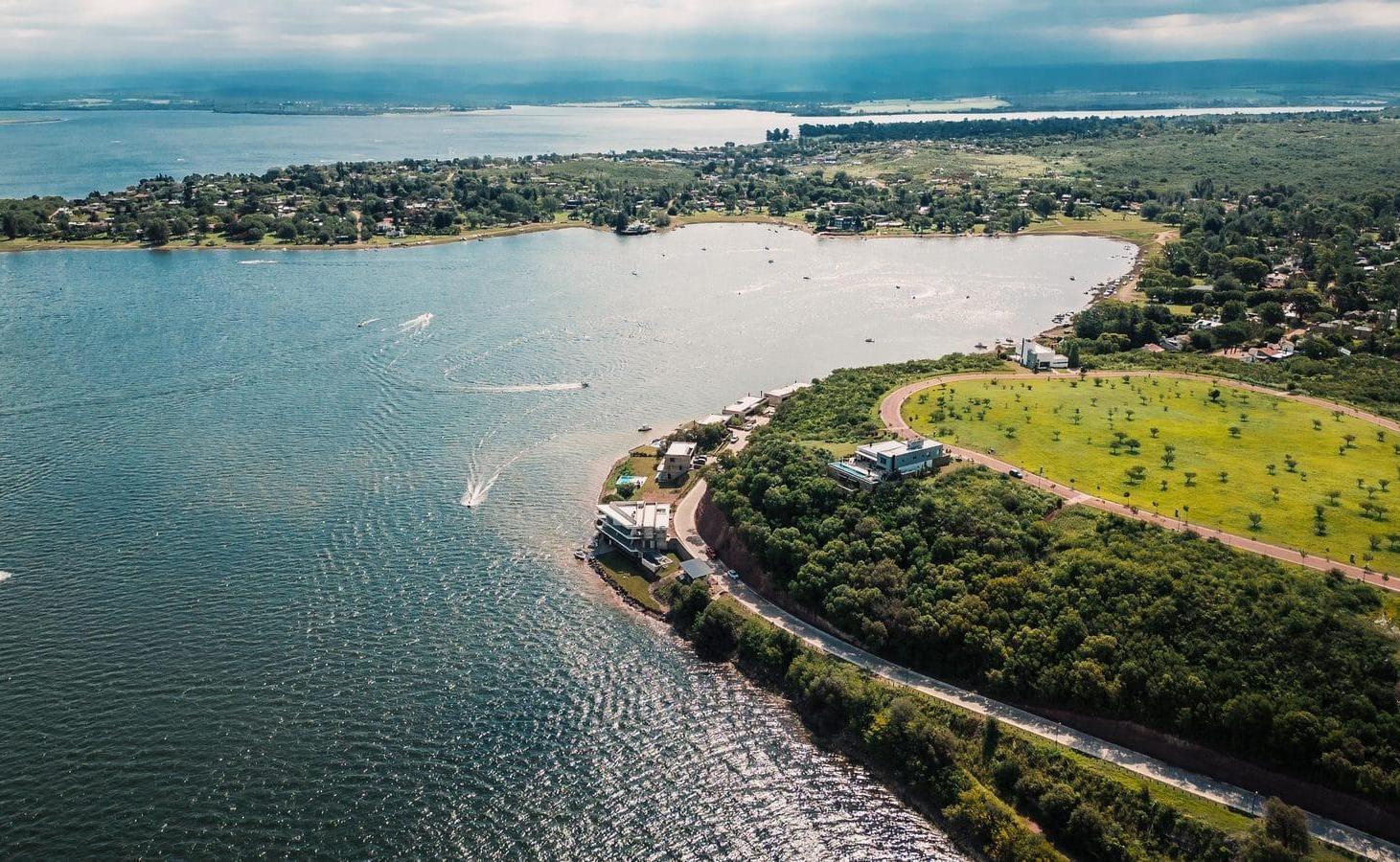 Foto de LOTE EN VILLA DEL DIQUE CON VISTAS AL LAGO | PUNTA PEÑÓN – USD 80.000, imagen 1
